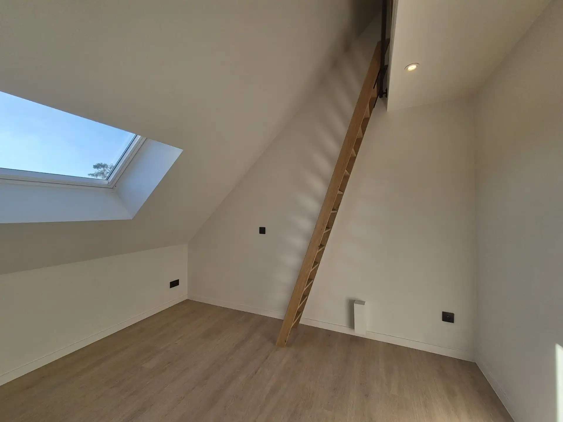 Ruime en luxueus afgewerkte duplex met 4 slaapkamers, terras en tuin. foto 16