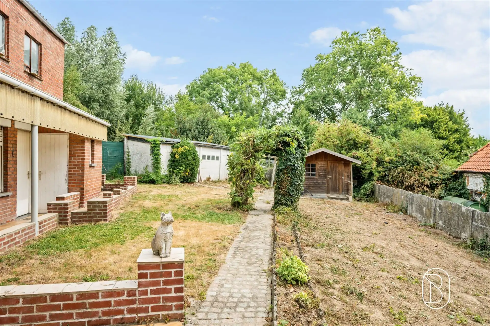 Ruime te renoveren woning met 4slk & tuin op de Valkenberg foto 5