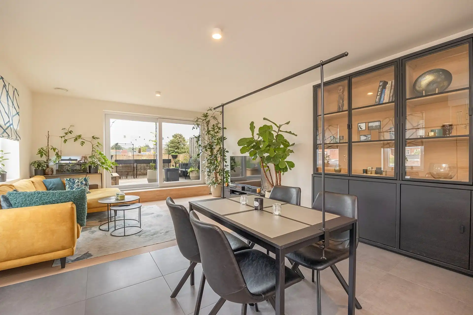 Recent triplexappartement met 2 slaapkamers en carport foto 2