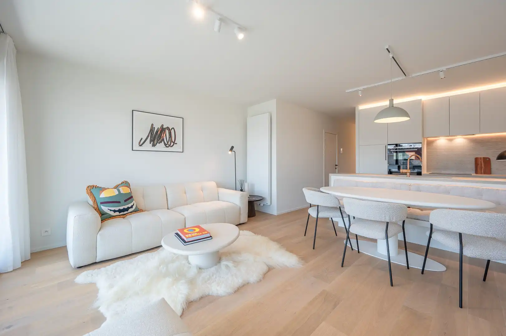 Volledig gerenoveerd appartement met zuidgericht terras heel centraal gelegen op de Kustlaan. foto 3