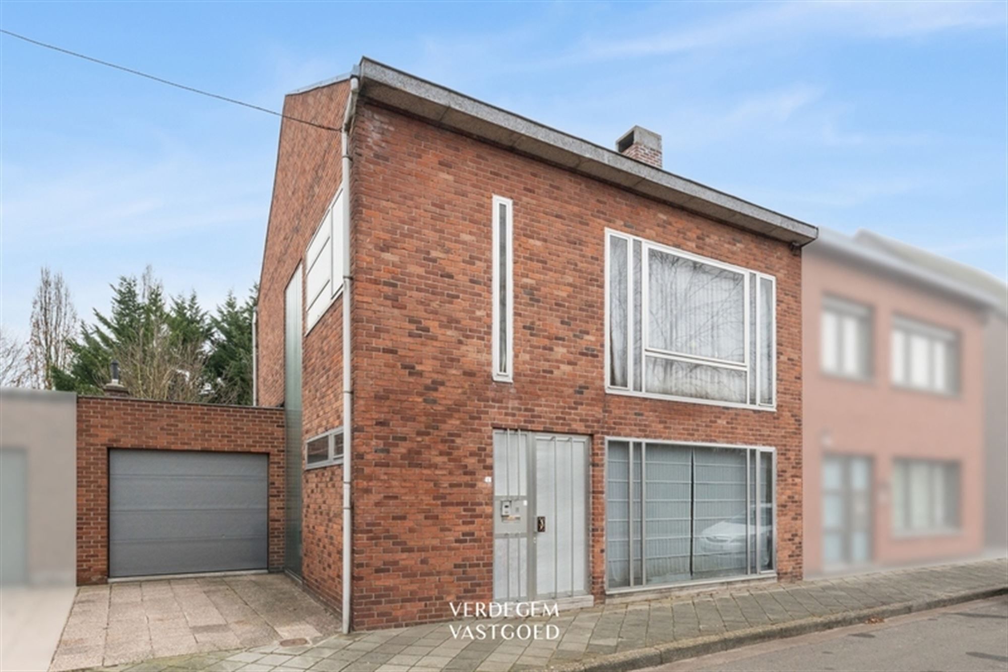 Ruime woning met 5 slaapkamers, zuidwestgerichte tuin en inpandige garage met oprit in een rustige straat foto {{pictureIndex}}