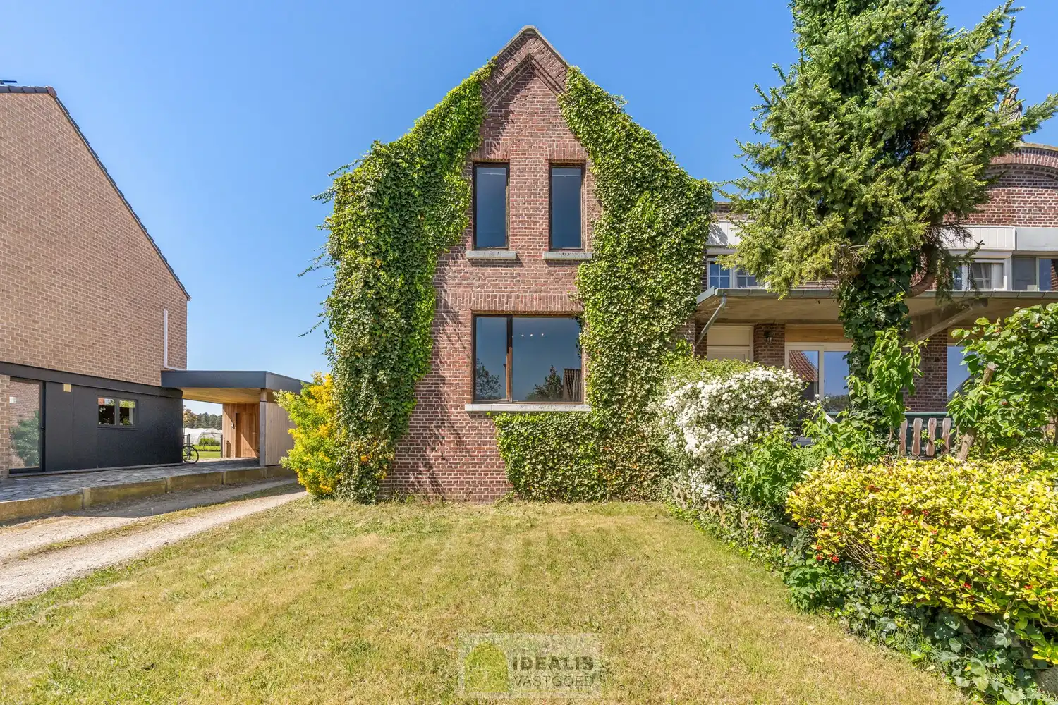 OP TE FRISSEN GEZINSWONING MET LICHTRIJKE LEEFRUIMTE EN AANSLUITEND RUIME KEUKEN, BERGING, BADKAMER VOORZIEN VAN DOUCHE EN BAD EN 3 SLAAPKAMERS OP EEN PERCEEL VAN 5A 37A - Deze woning omvat +-158m² bewoonbare oppervlakte verdeeld over een lichtrijke woonkamer met aansluitend een ruime keuken, berging, badkamer voorzien van douche en bad en 3 slaapkamers. De woning is gelegen op een aangenaam perceel van 5a 37ca vlakbij het centrum van Opitter (Bree), op fietsafstand van winkels, horeca en scholen,… Zeer geschikt voor kandidaten op zoek naar een op te frissen woning met karakter die ruimte en rust biedt doch dicht bij allerlei faciliteiten is gelegen. foto 2
