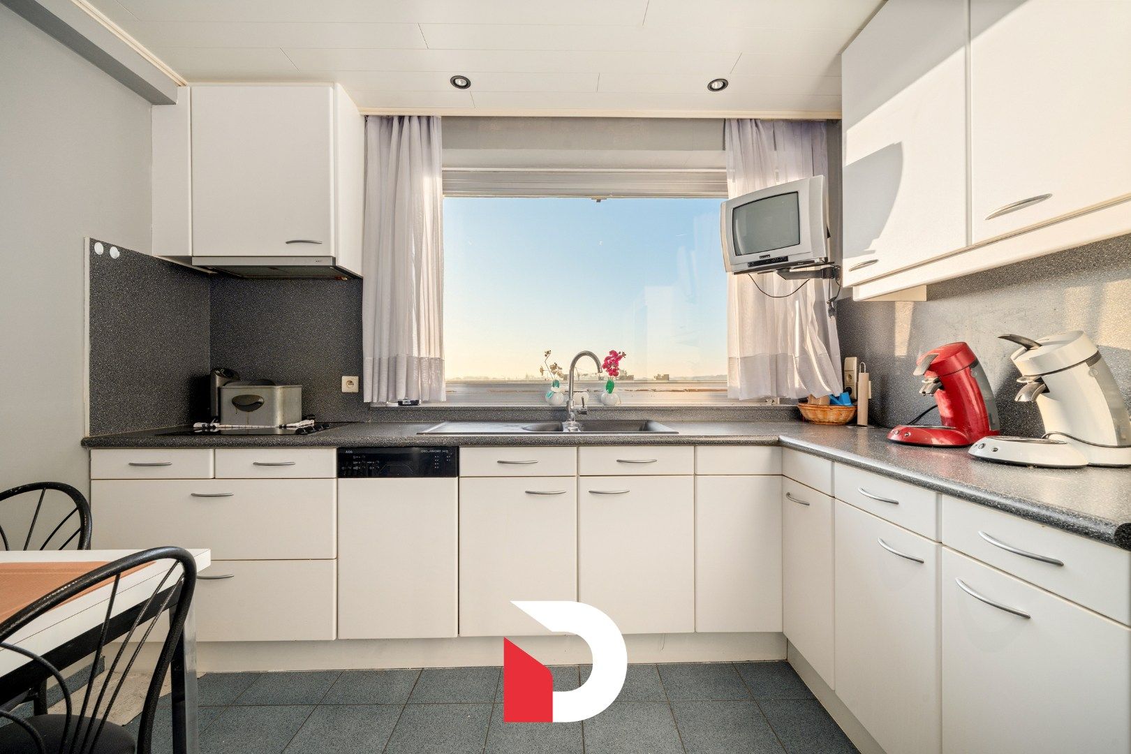 Aangenaam en lichtrijk app. op 6de verdiep met 2 slk.'ers op een toplocatie nabij het centrum van Brugge. foto 7