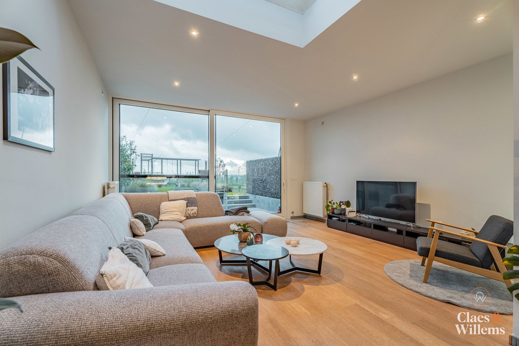 Ruim huis met zonnepanelen en vrije tuin  foto 2