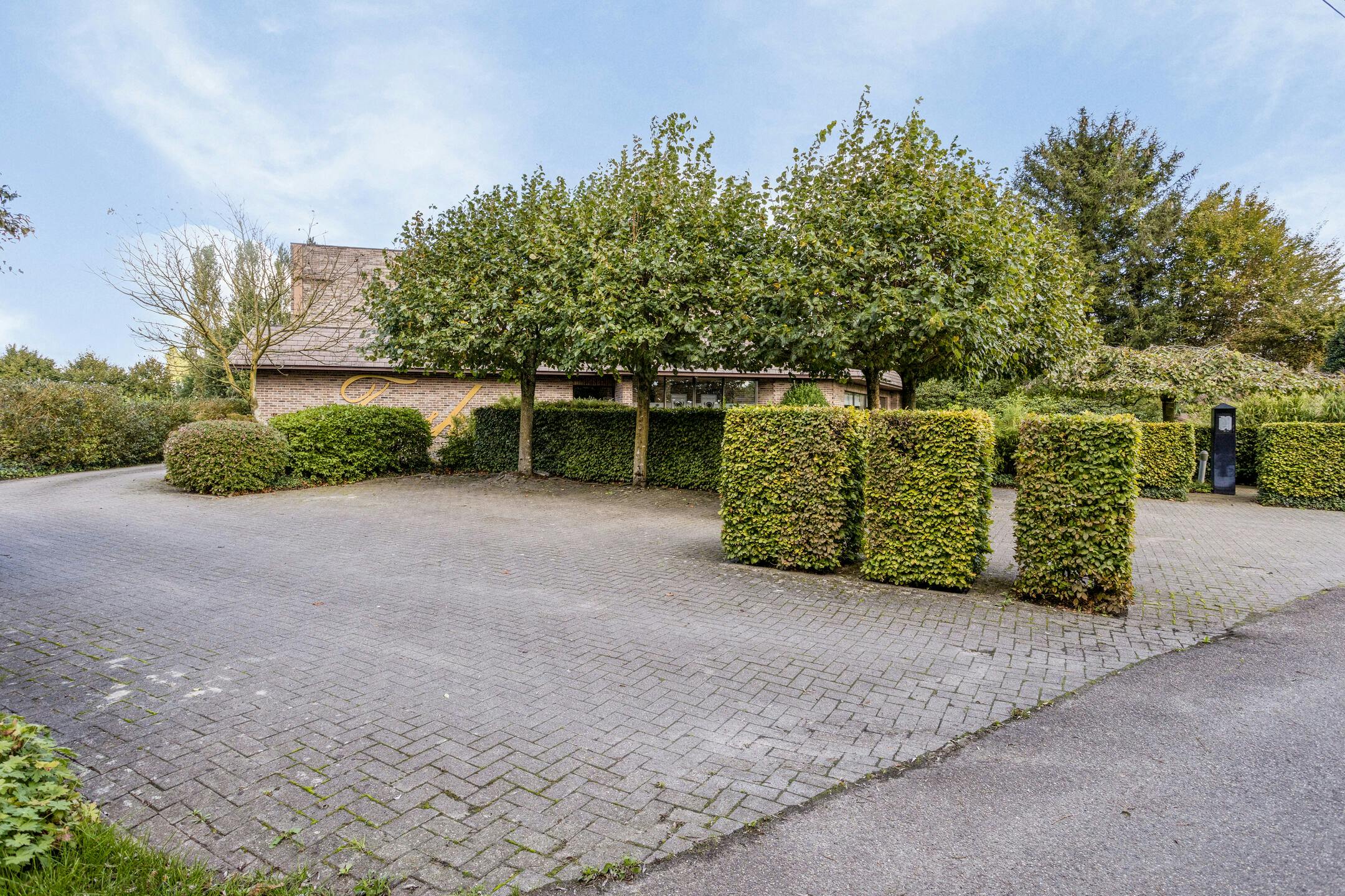Polyvalent gebouw met woning te koop te Brecht! foto 4