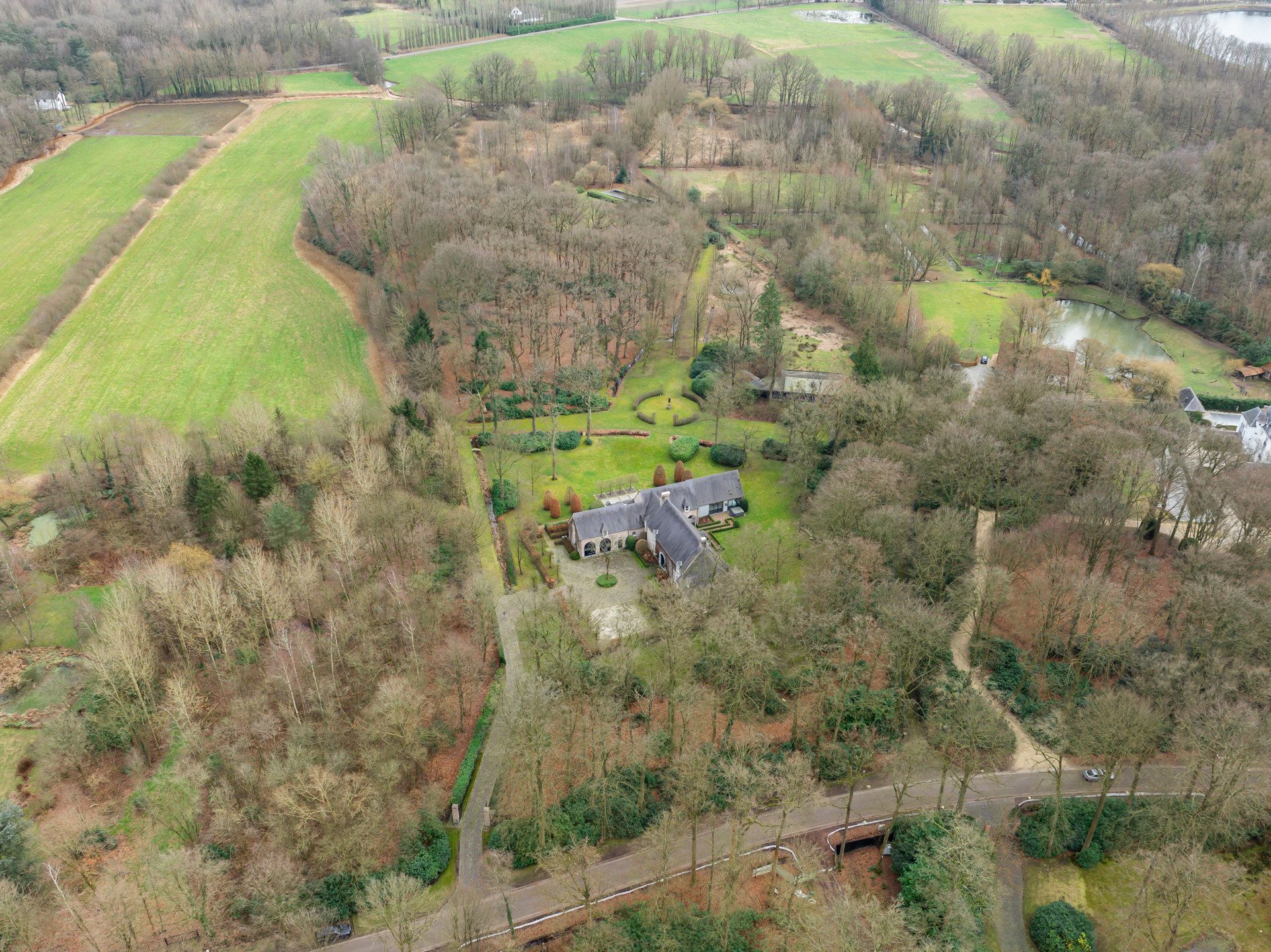 Exclusieve kasteelhoeve met zwembad op 2,7 ha grond, grenzend aan natuurgebied foto 39
