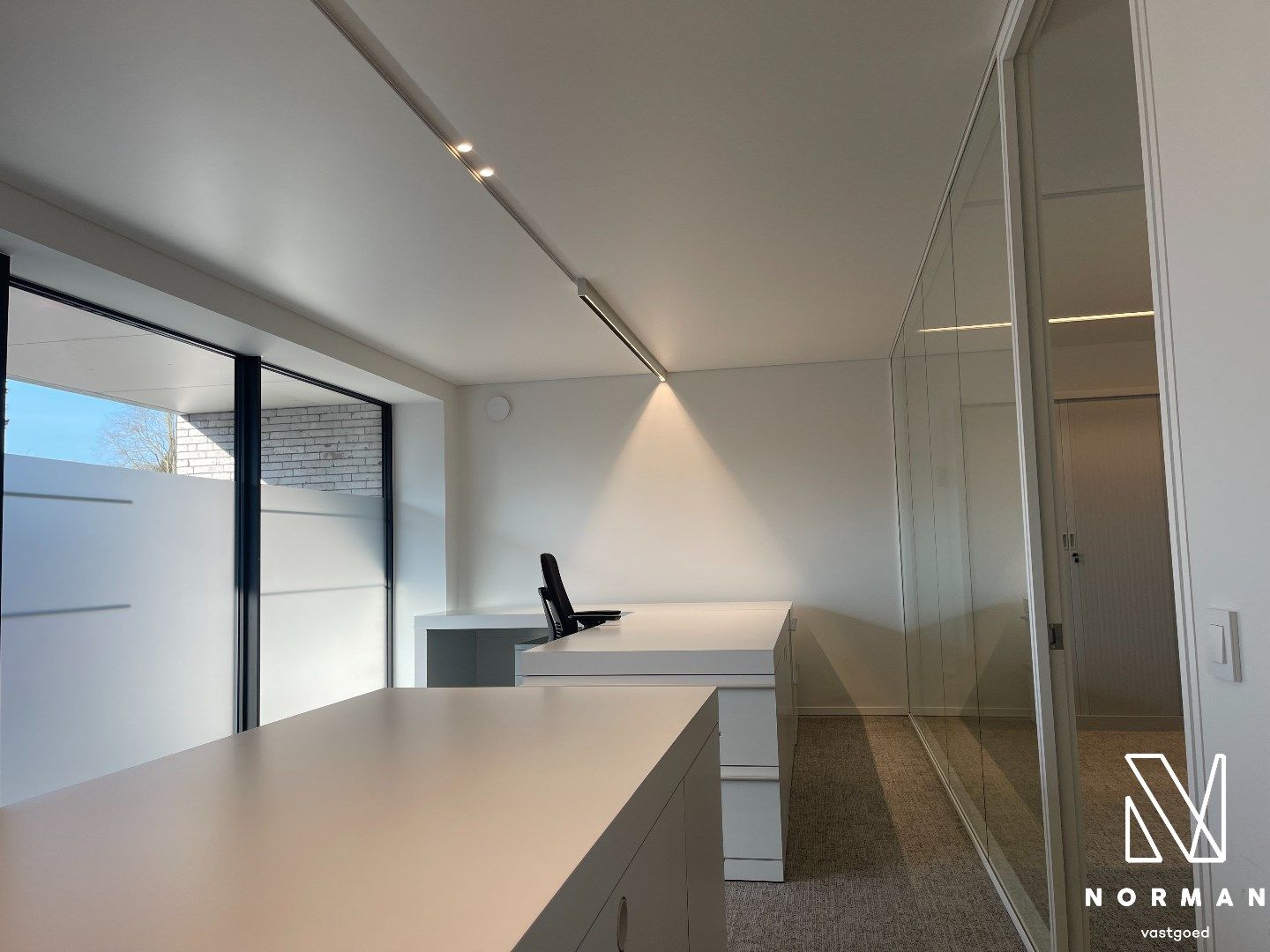 Te huur: Modern en volledig ingericht kantoor – 233 m² in Kuurne foto 4