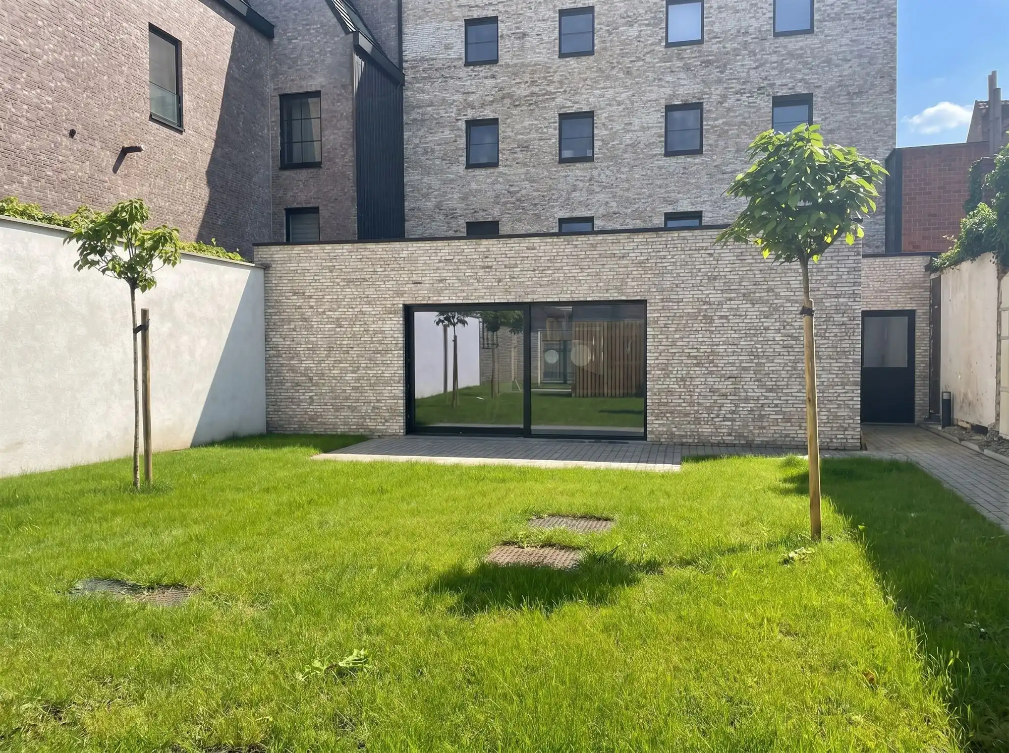 Ultra zichtbaar handelsgelijkvloers van 215m² en 10,5m vitrine op de markt foto 3