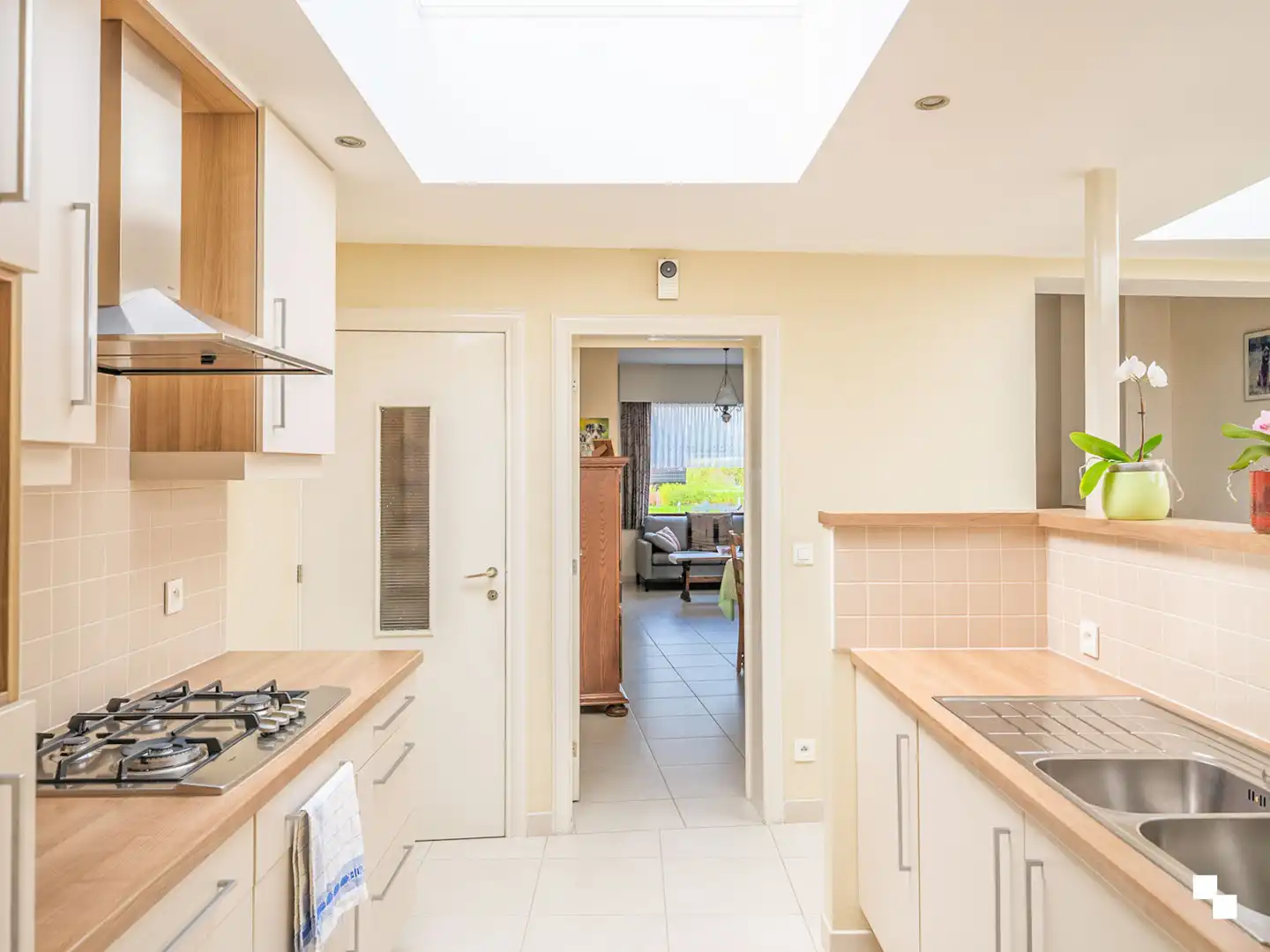 Op te frissen woning met gezellige tuin in het hart van Merelbeke foto 7