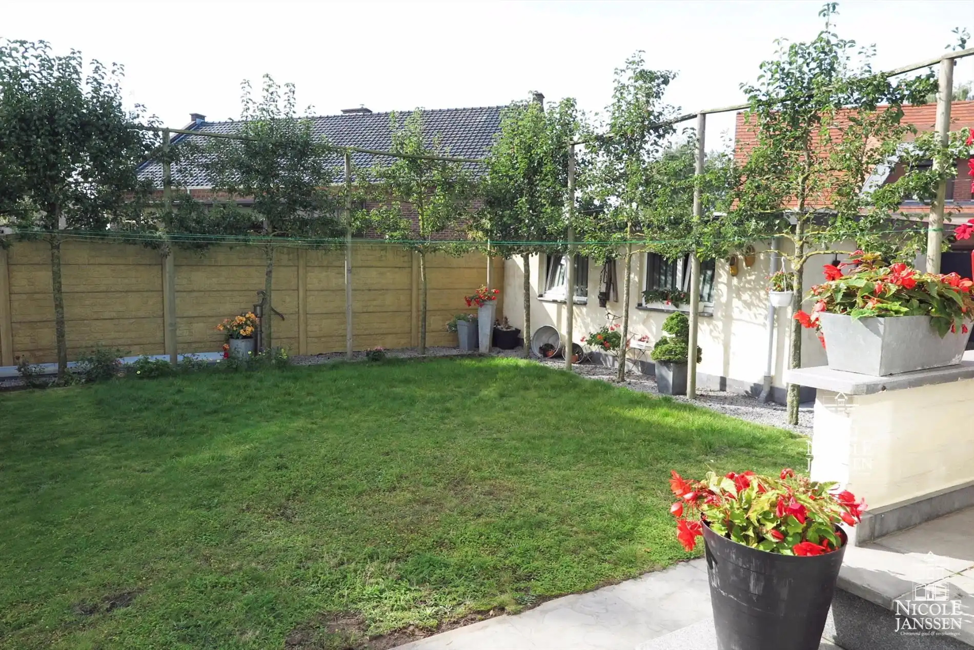 Praktisch split-level huis met mooi aangelegde tuin, zwembad en inpandige garage foto 28