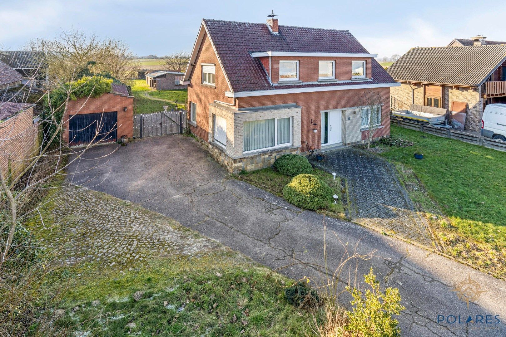 Hoofdfoto van de publicatie: Woning met prachtig uitzicht en bijgebouw.