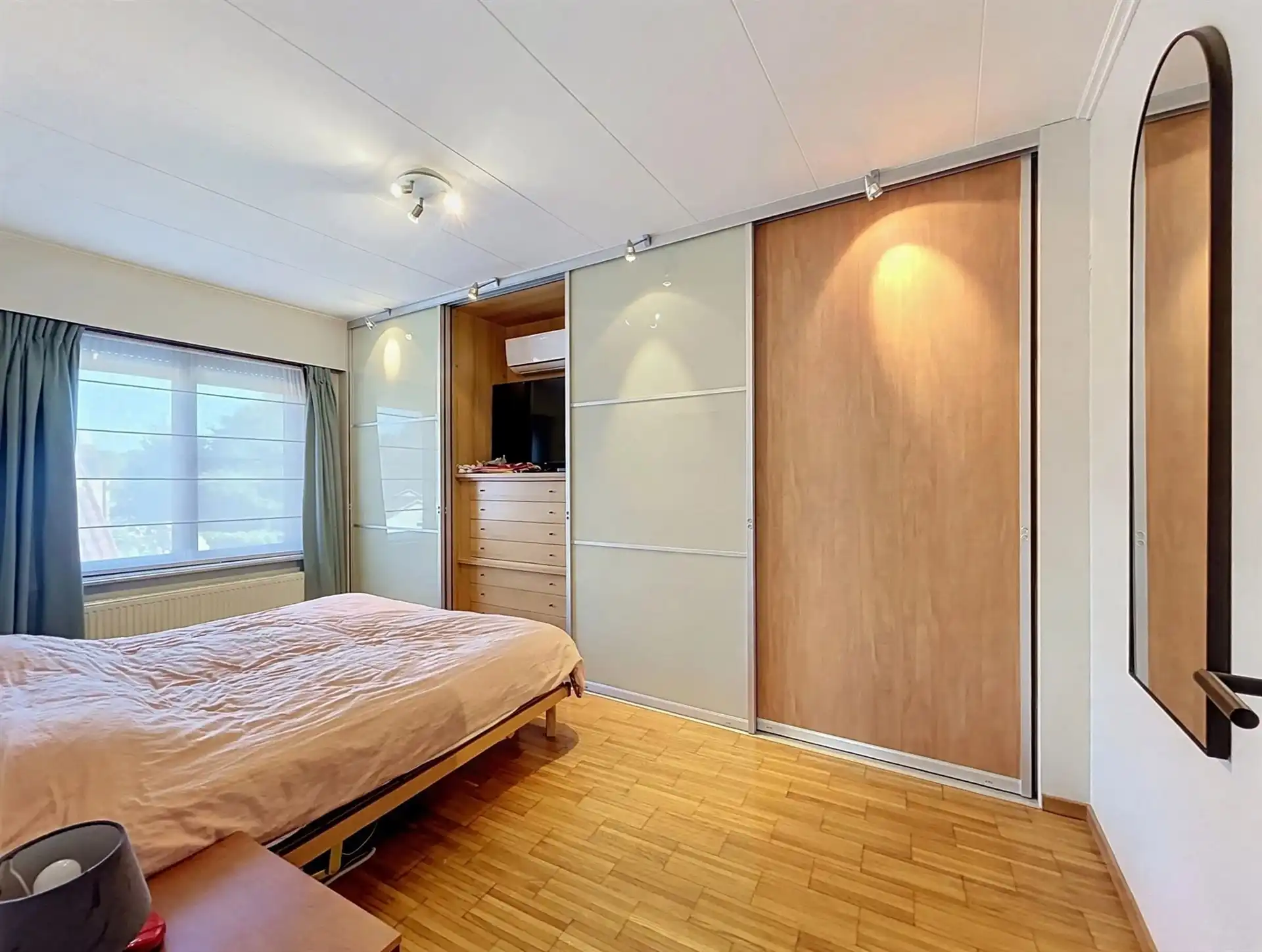 Gezinswoning met handelsruimte en  dubbele garage op toplocatie foto 7