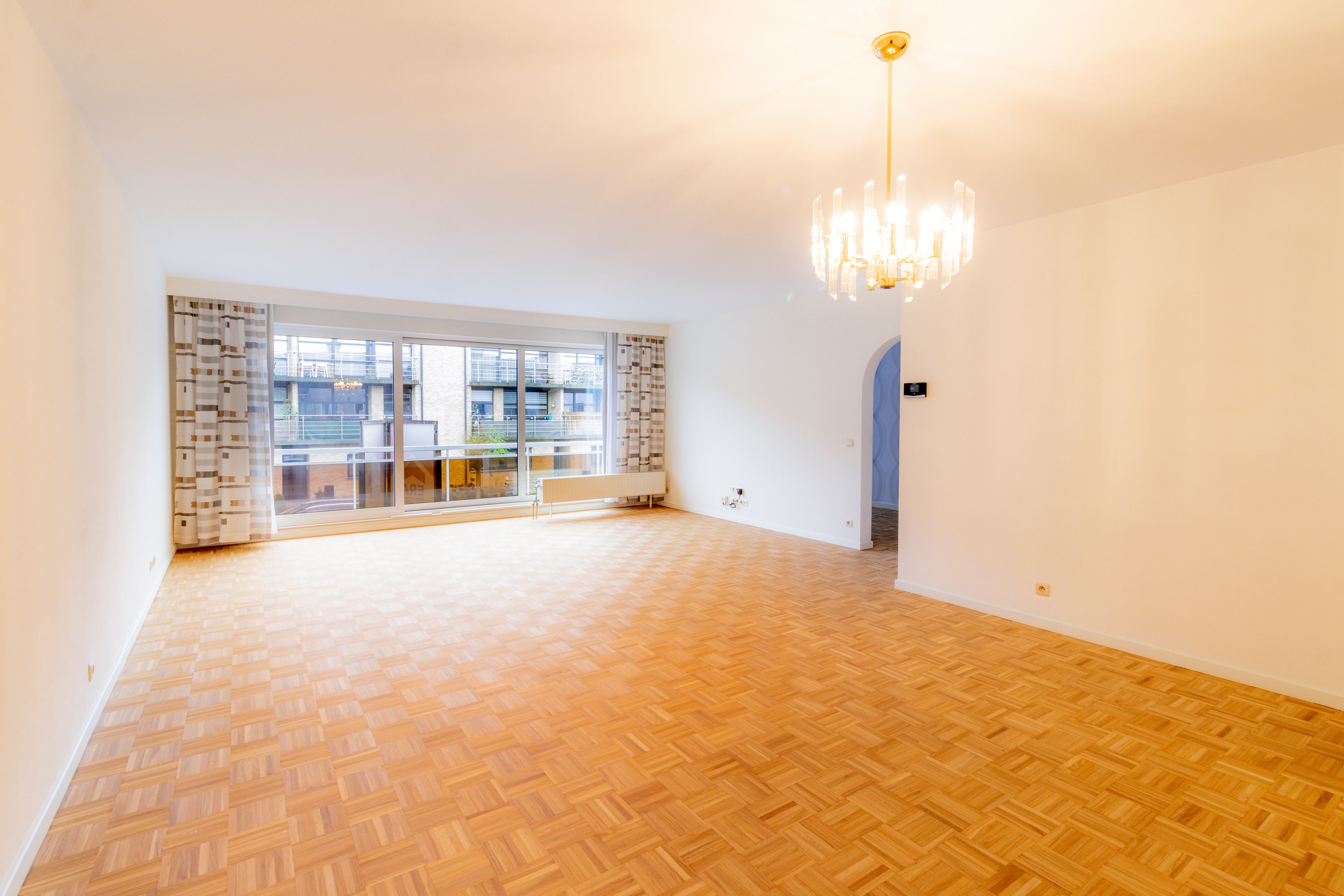 Instapklaar appartement met extra kamer, terras en garagebox foto 3