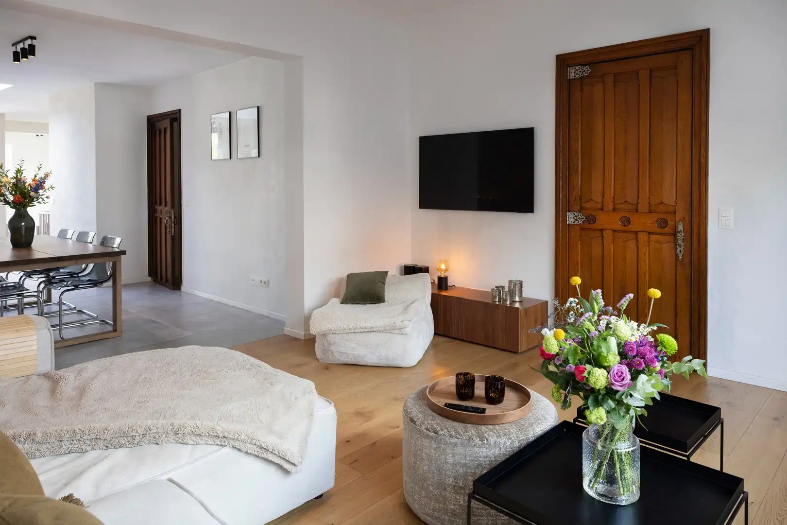 Gezellige instapklare woning met 4 slaapkamers. foto {{pictureIndex}}