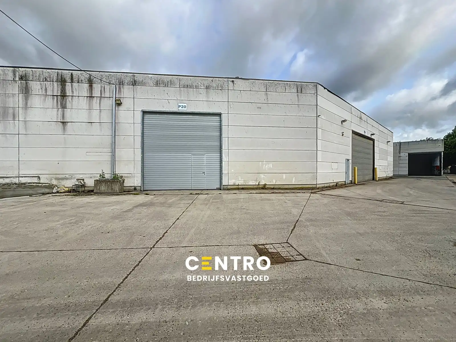 Instapklaar magazijn (± 700 m²) met automatische sectionaalpoort langs de N8 te Elverdinge (Ieper). Ambachten toegestaan ! foto {{pictureIndex}}