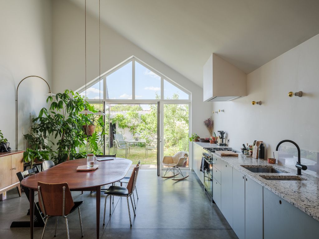 Sint-Amandsberg - Karaktervolle woning met 3 slaapkamers en tuin nabij het hart van Gent foto {{pictureIndex}}