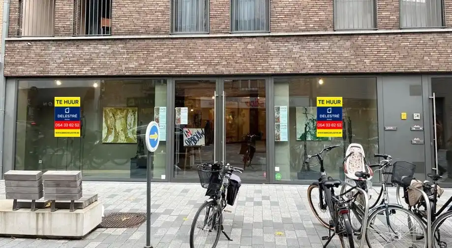 Modern commercieel gelijkvloers te huur in hartje Lommel foto {{pictureIndex}}