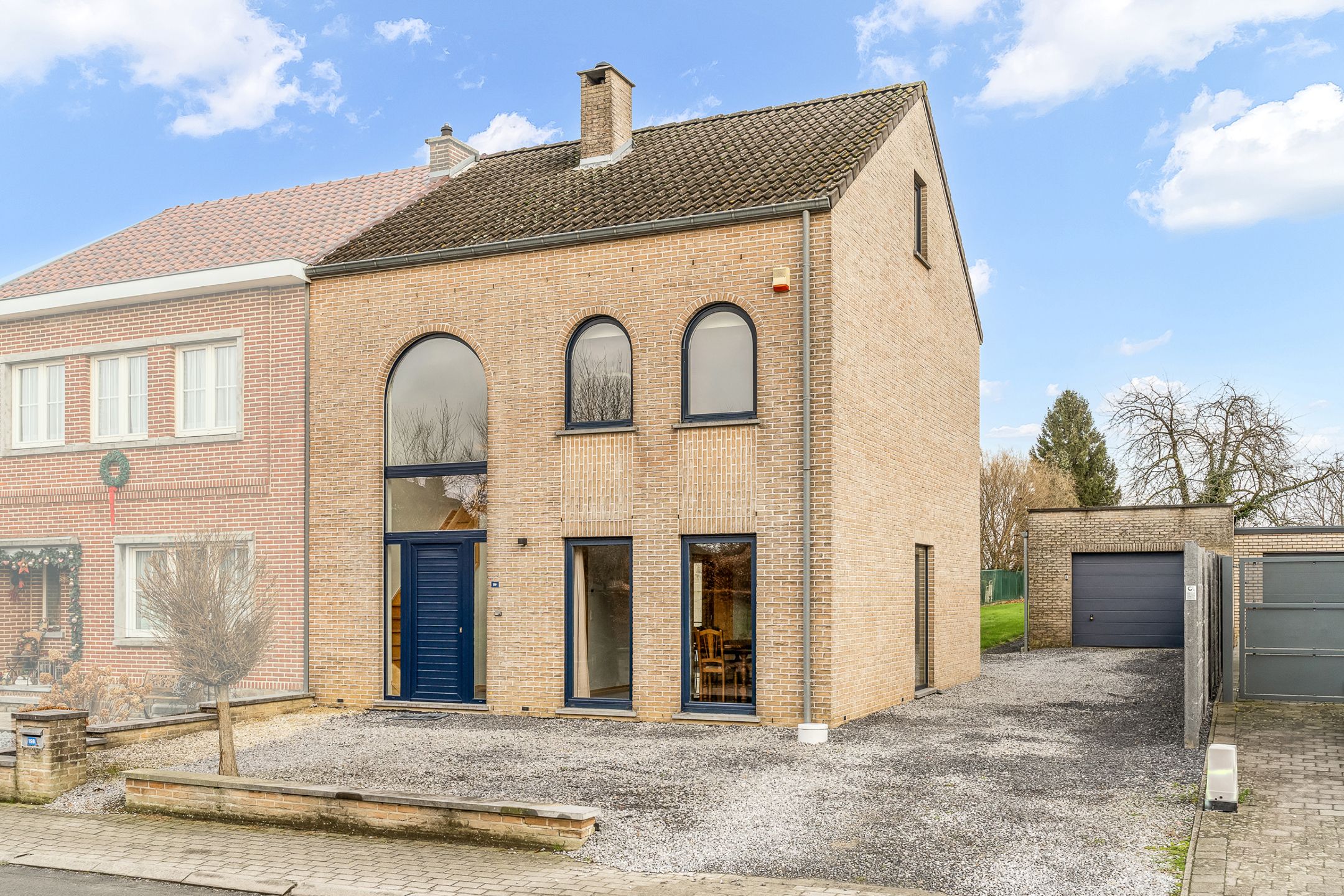 Ruime woning met tuin en royale garage foto 2