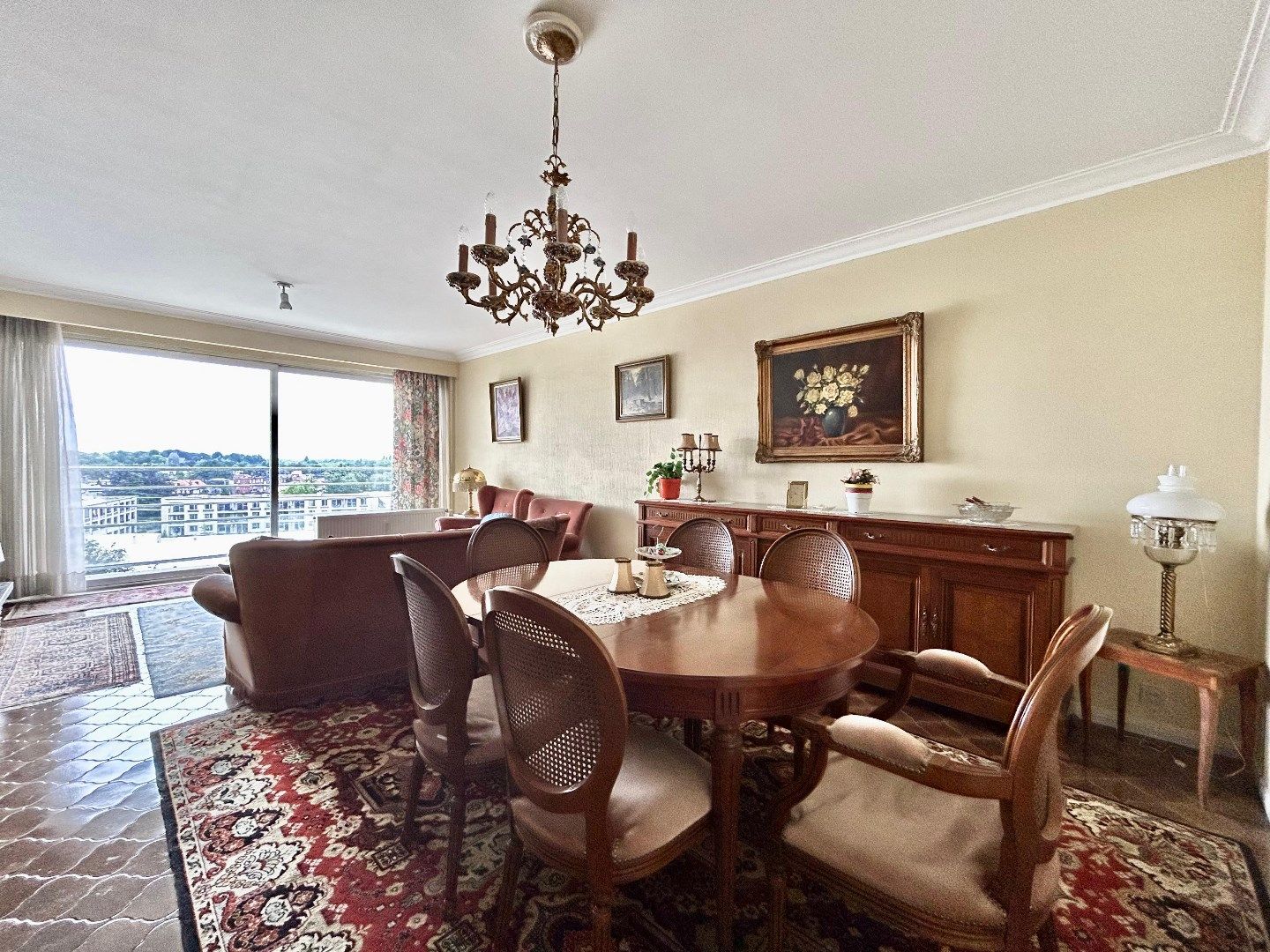 Mooi verzorgd en ruim 2slpk appartement met berging en autostaanplaats foto 2