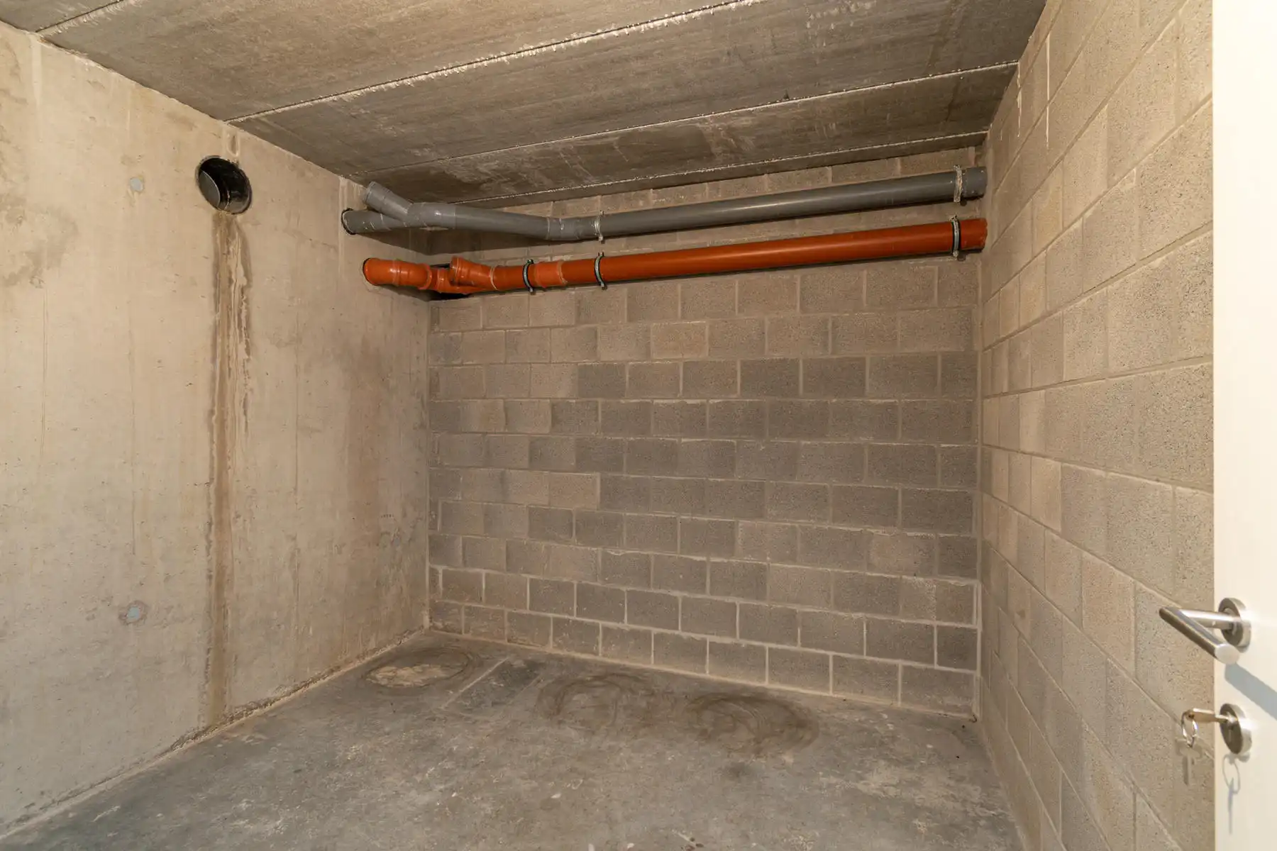 Kelderberging in een appartementsgebouw. foto 2