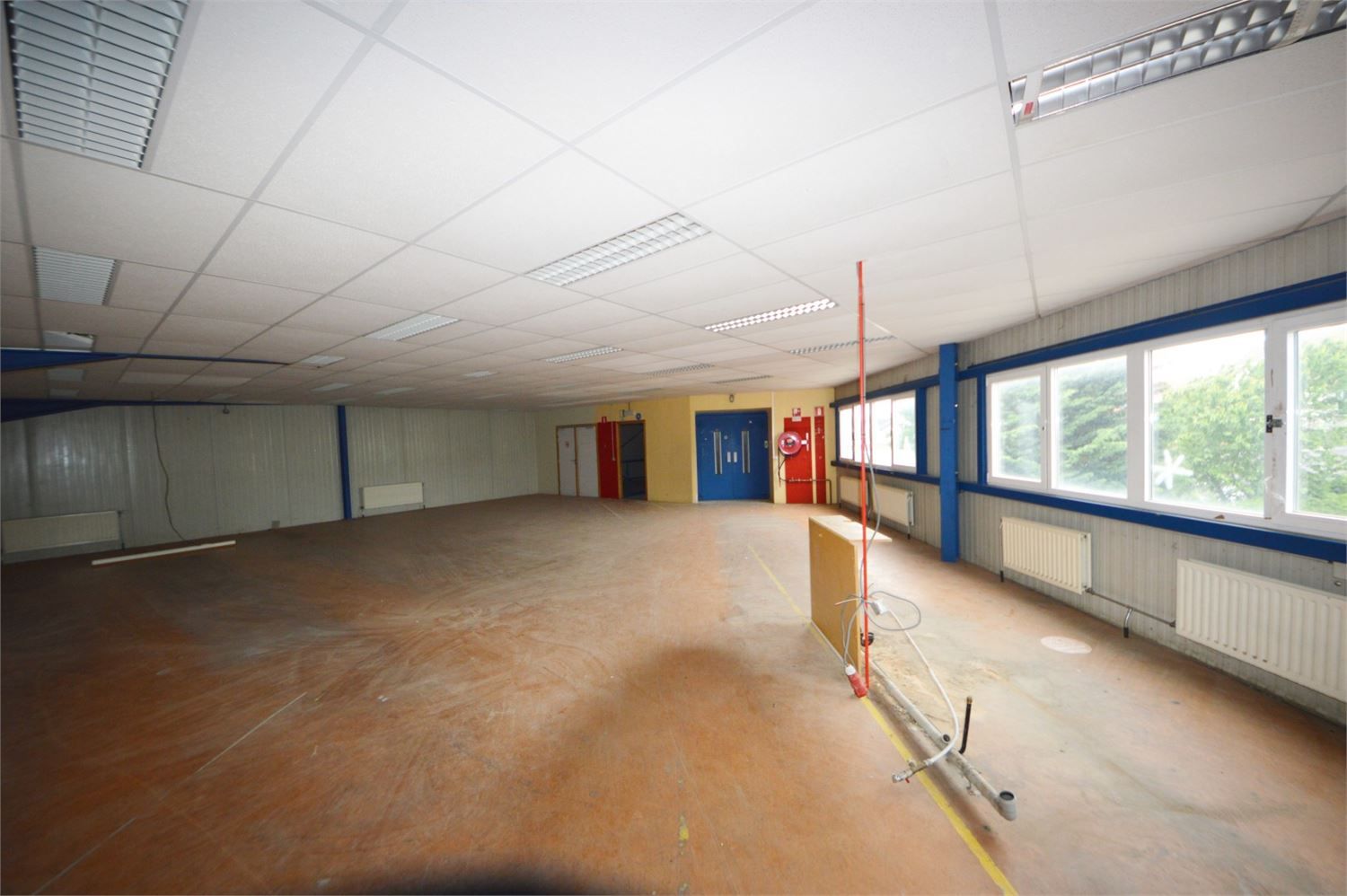 COMMERCIEEL GEBOUW BAANLOCATIE MET PARKING NABIJ MCDONALDS foto 25