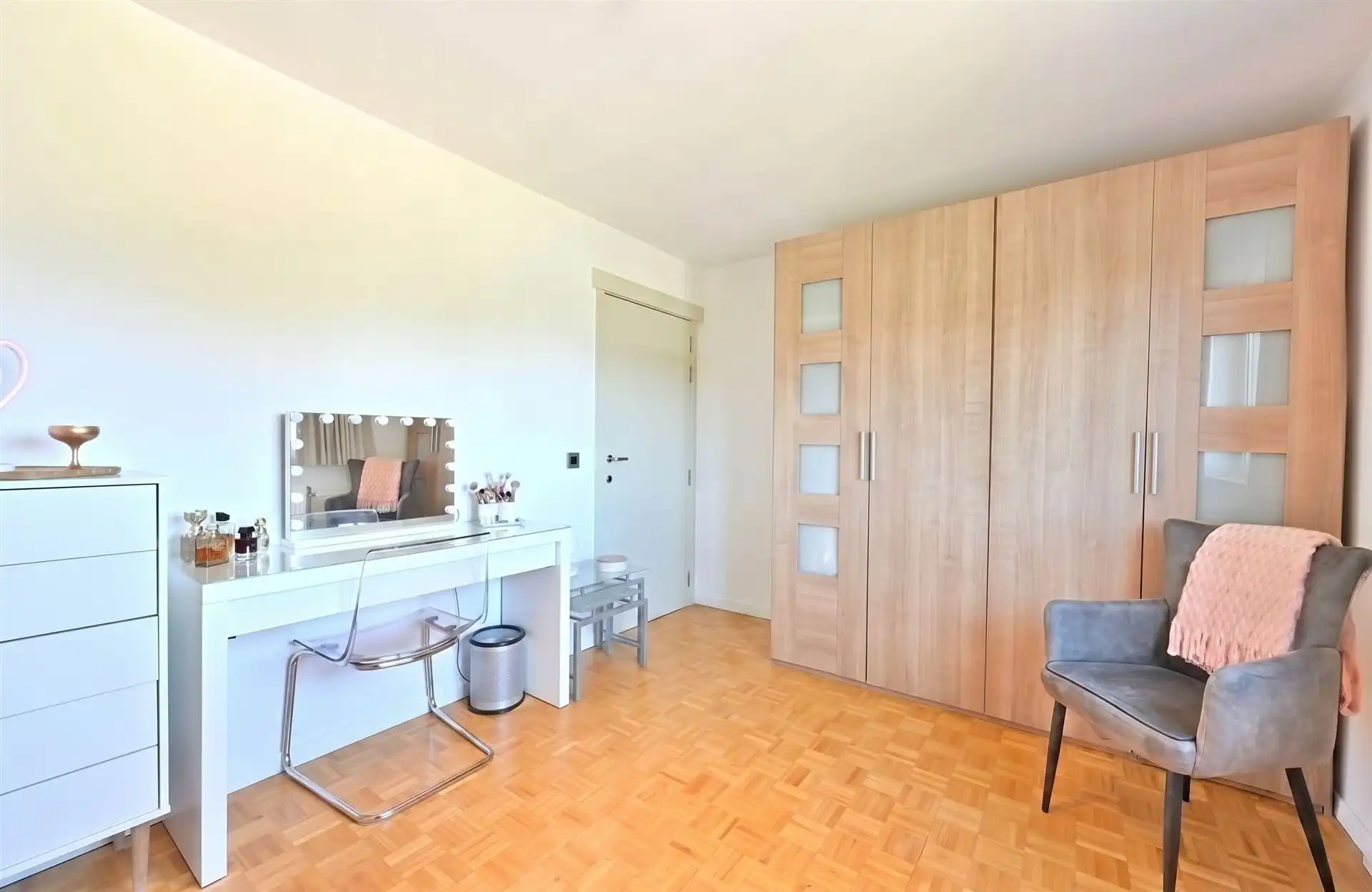 Prachtige Villa woning met 4 slaapkamers, nieuwe keuken en badkamer, dubbele garage met zuidgerichte tuin foto 14