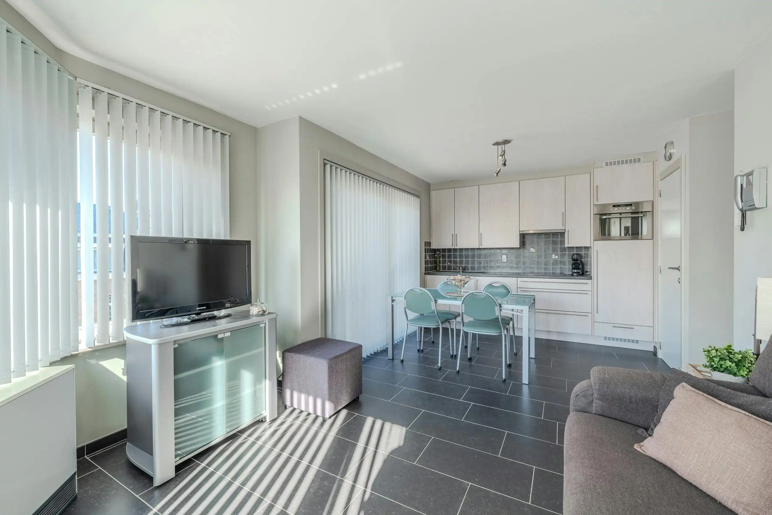Lichtrijk hoekappartement met twee slaapkamers in het centrum! foto 7