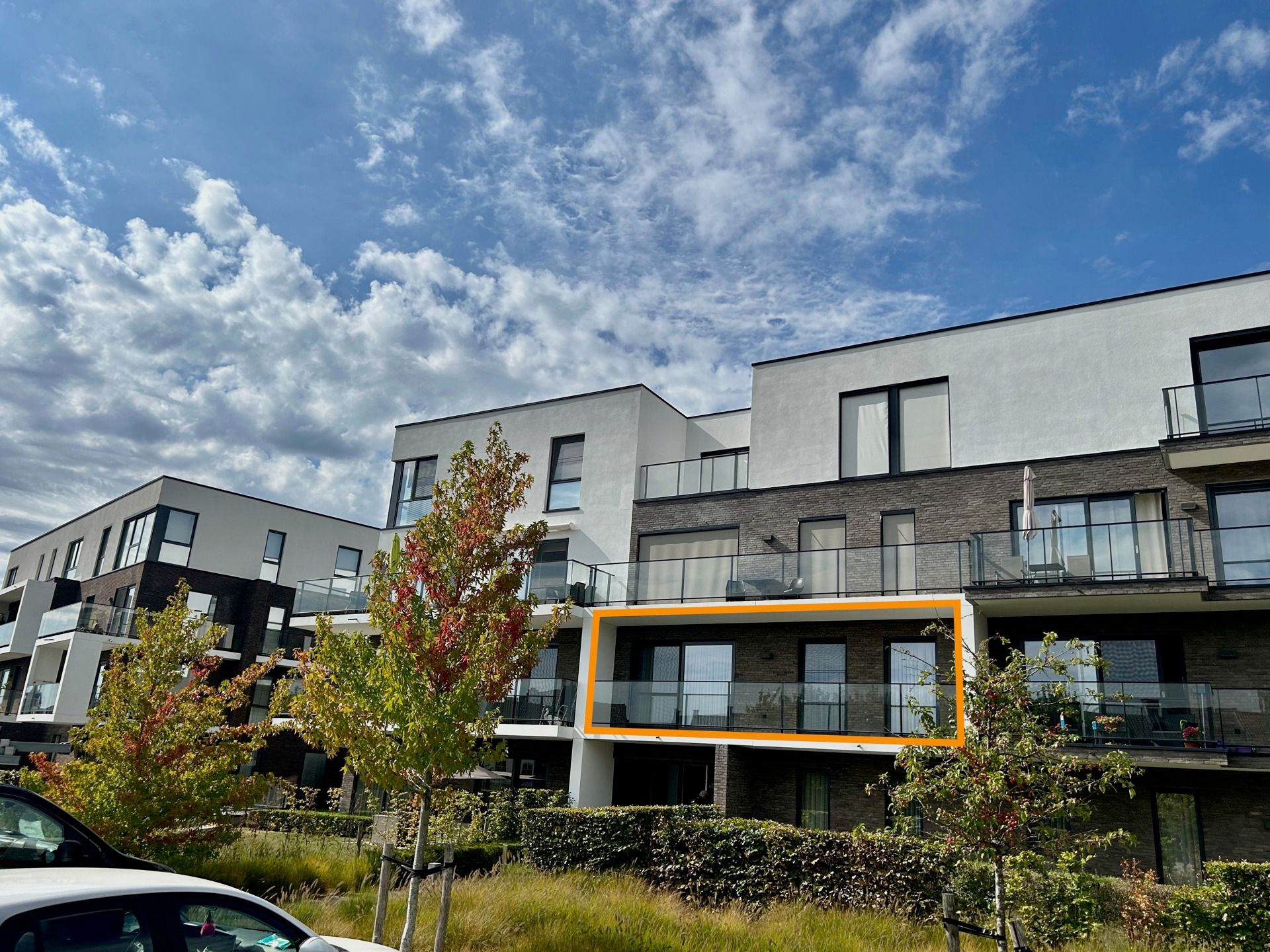 Nieuw appartement met terras en parking vlakbij het centrum! foto {{pictureIndex}}