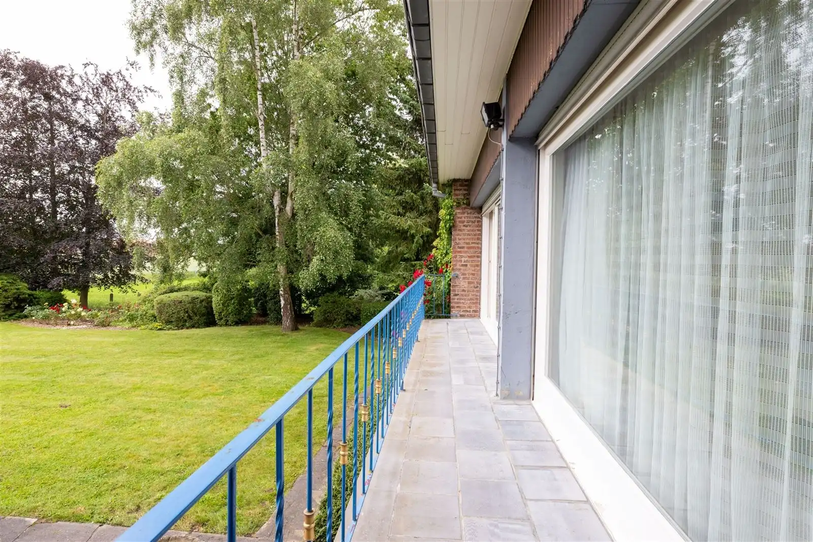 Ruime op te frissen split level villa met grote tuin op 23are20 foto 19