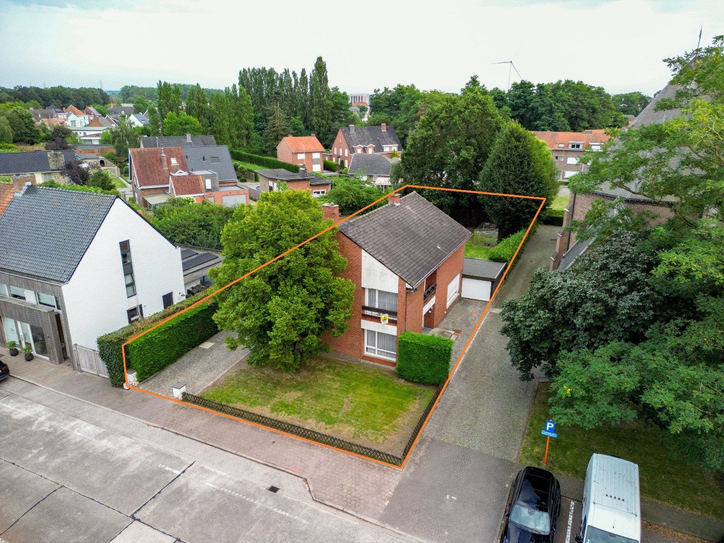 Op te knappen voormalige pastoriewoning (thans verhuurd) op 10 are grond. foto 2