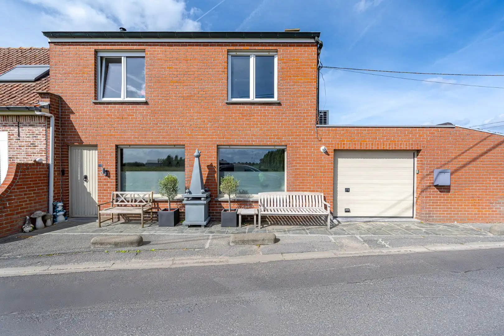 Instapklare halfopen woning met EPC label B, garage en tuin in Ledegem foto 2