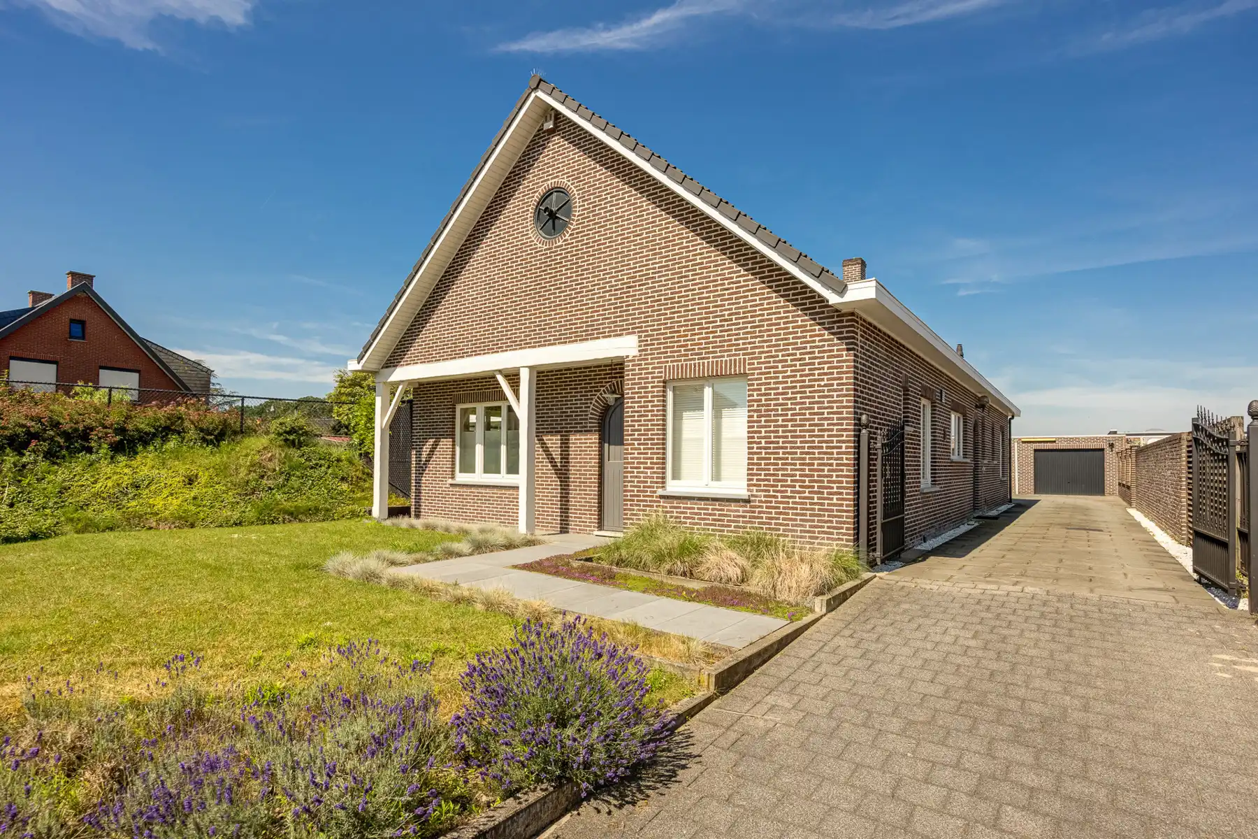 Gerenoveerde laagbouwwoning met grote opslagruimte op ca 1.374m² (opsplitsing tot 2 bouwgronden mogelijk). foto 3