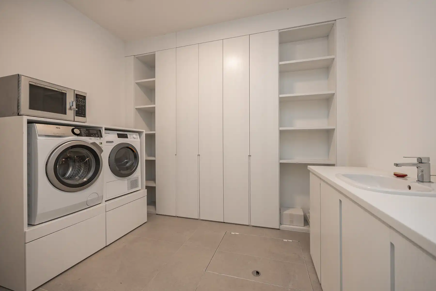 MODERNE DESIGNVILLA OP TOPLOCATIE foto 22