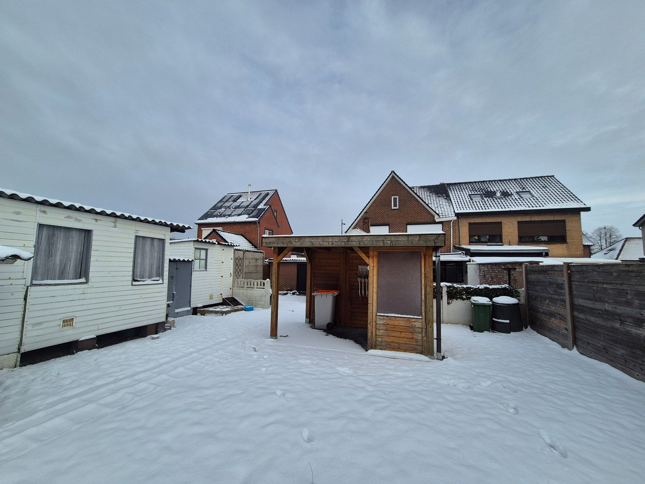 Halfopen gezinswoning met 4 slpkmrs op ruim perceel foto 6