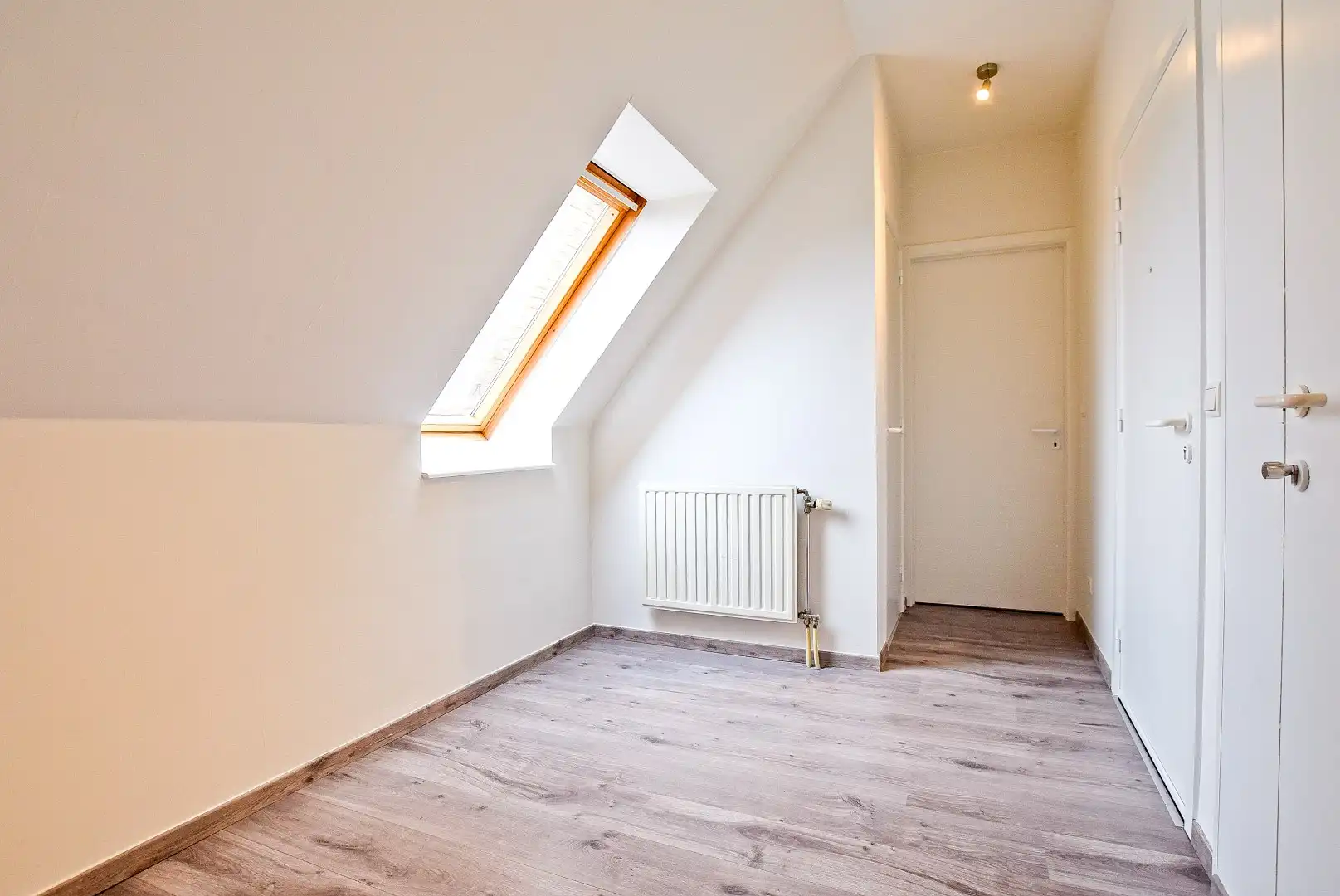 Instapklaar lichtrijk dakappartement in hartje Veurne (61m²) foto 8