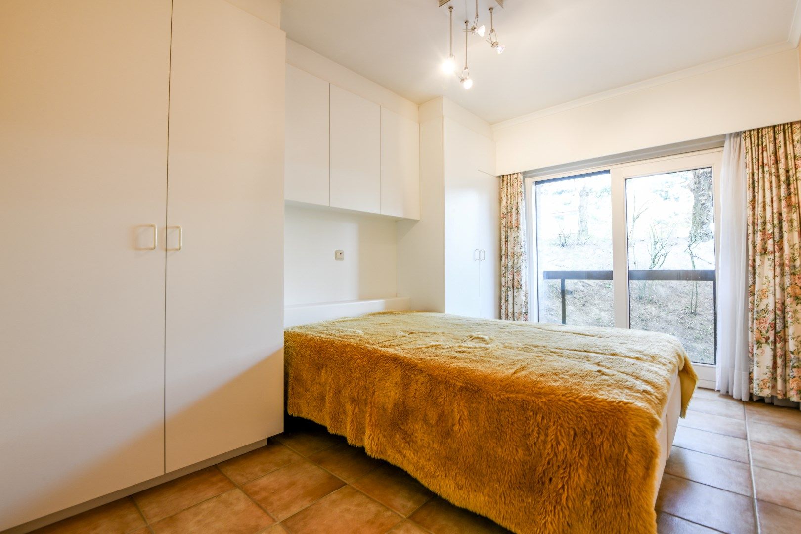 Prachtig gelegen appartement met zuidelijke oriëntatie, te midden van een groene omgeving, grenzend aan het Yzerpark, nabij de Dumortierlaan en het strand. Inpa foto 11