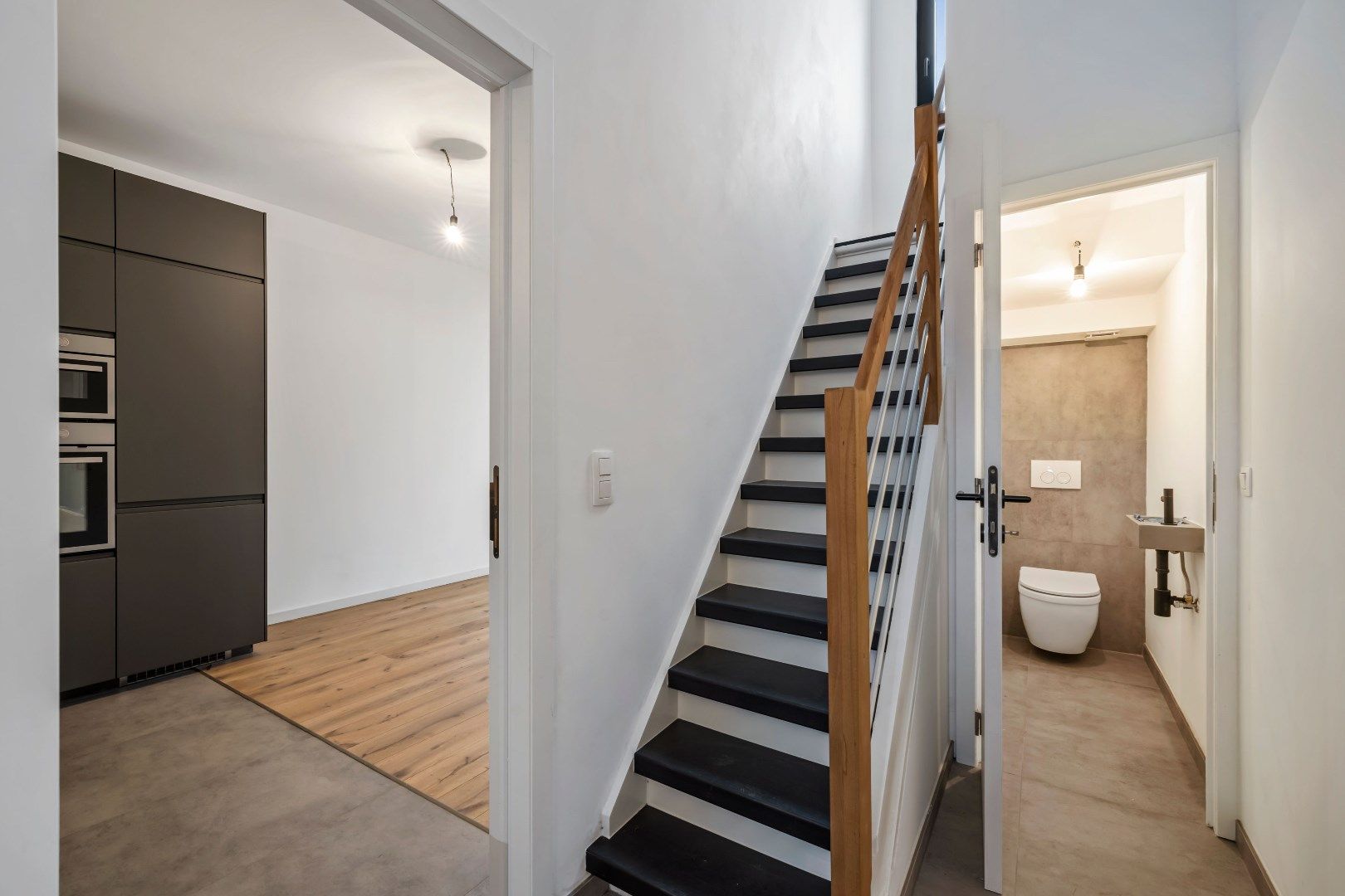 Luxueus gerenoveerde (2025) woning bijgebouw & ruime tuin in Zwijndrecht foto 25
