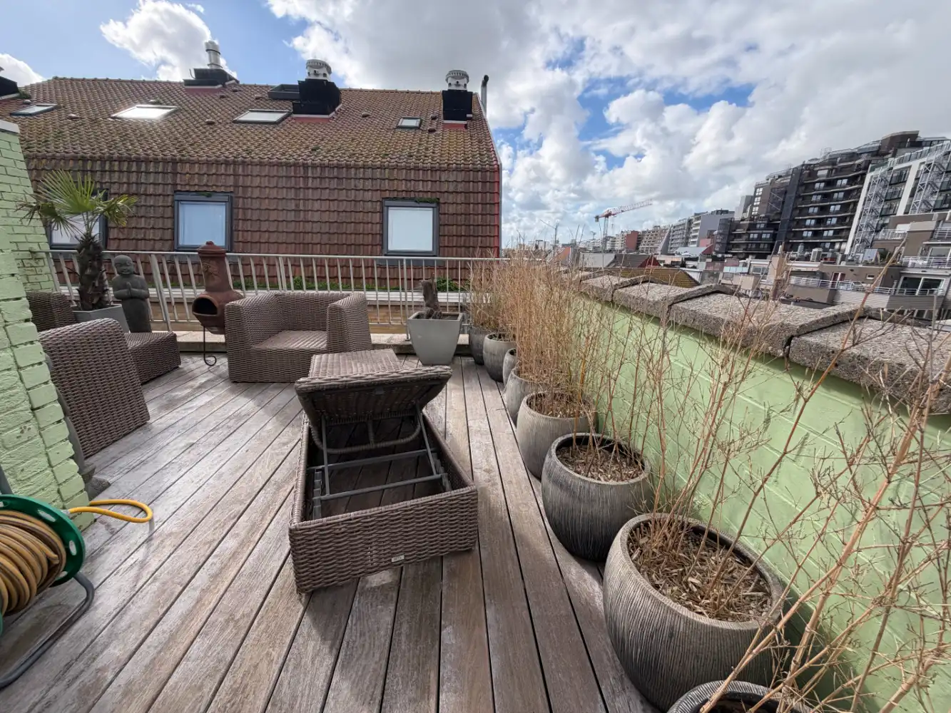 Dit charmante penthouse met één slaapkamer onderscheidt zich door zijn uitzonderlijke terrassen rondom het appartement. Dankzij de ruime buitenruimtes geniet u op elk moment van de dag van de zon en het buitenleven. Een unieke woonbeleving voor wie op zoek is naar een combinatie van comfort, rust en een overvloed aan buitenruimte. foto 12