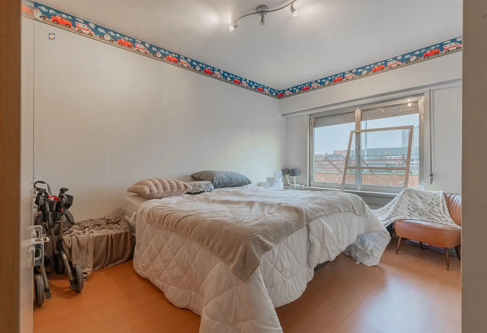 Ruime bel-etage met 3 slaapkamers, grote garage en gezellige tuin foto 11