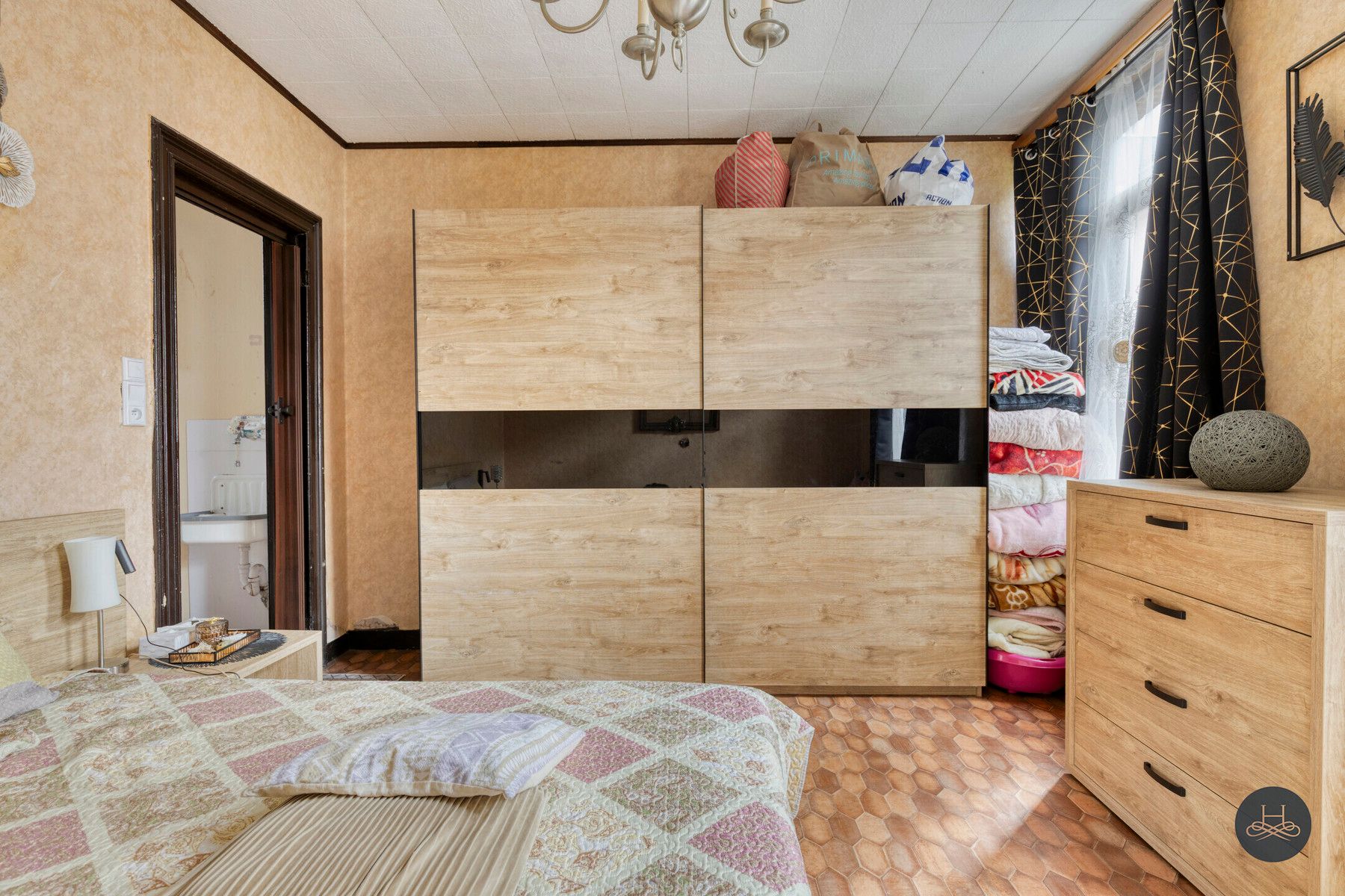 Knappe renovatiewoning met binnenplaats en 4 slaapkamers foto 16