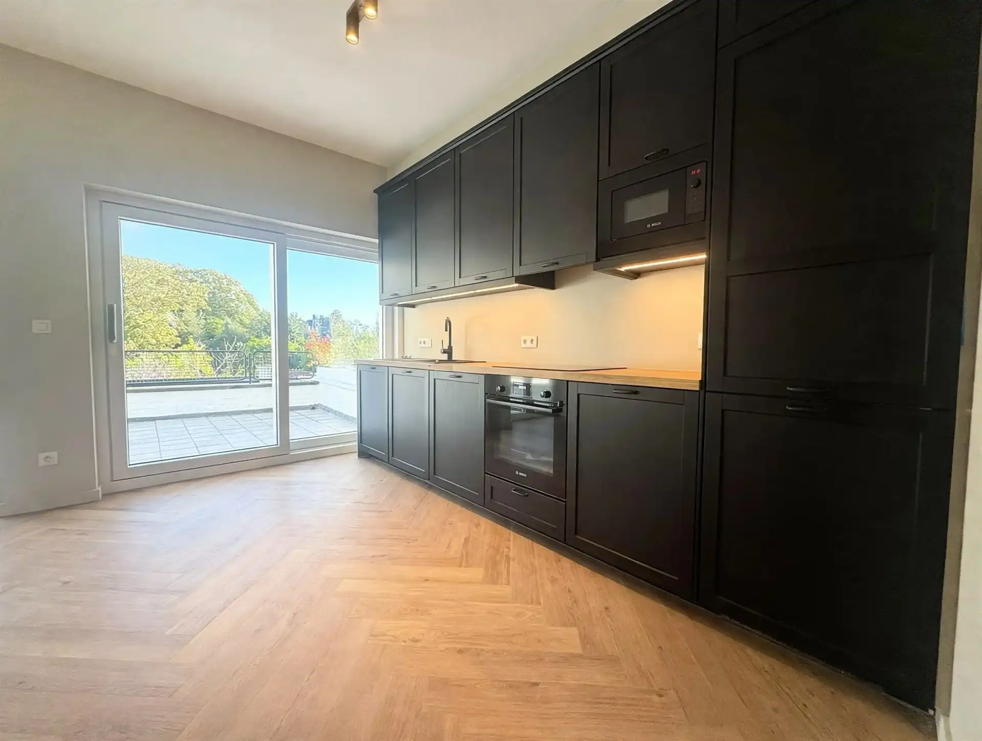 Prachtig gerenoveerde woning op toplocatie aan het Keizersplein in Aalst foto 6