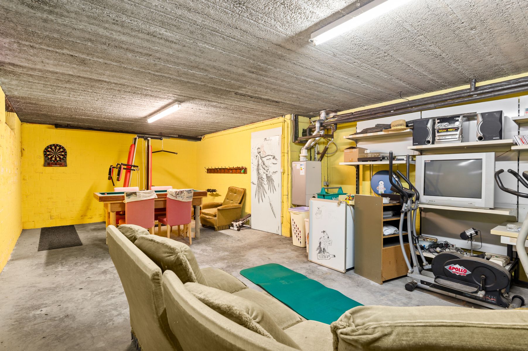 Ruime gezinswoning met bijgebouw en tuin op 694m2 grond foto 9