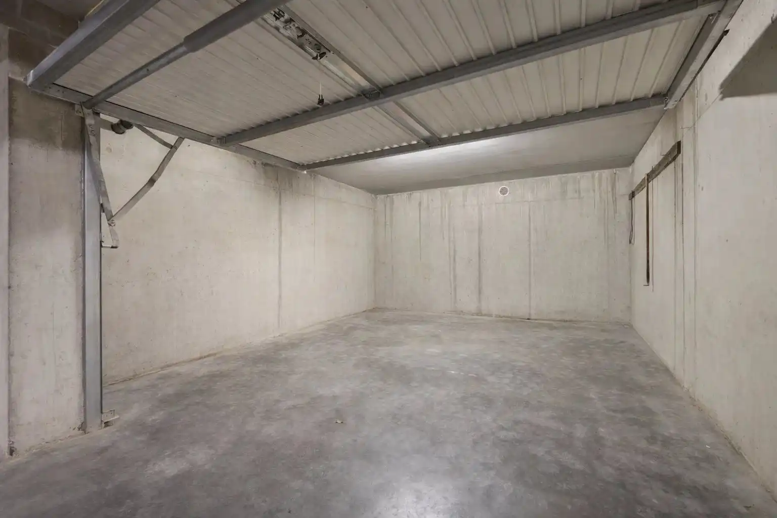 LICHTRIJK APPARTEMENT VAN 92M²  MET TWEE SLPK'S EN UNIEK TERRAS VAN 27M² IN KESSELT foto 19