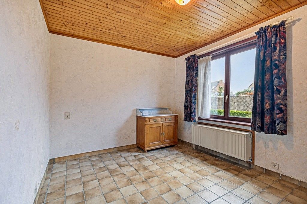 ADINKERKE: Zonnige bungalow/villa op mooie hoekligging met 2 slaapkamers en badkamer op het gelijkvloers, ruime garage en onderhoudsvriendelijke tuin op 633m² grondopp. foto 11