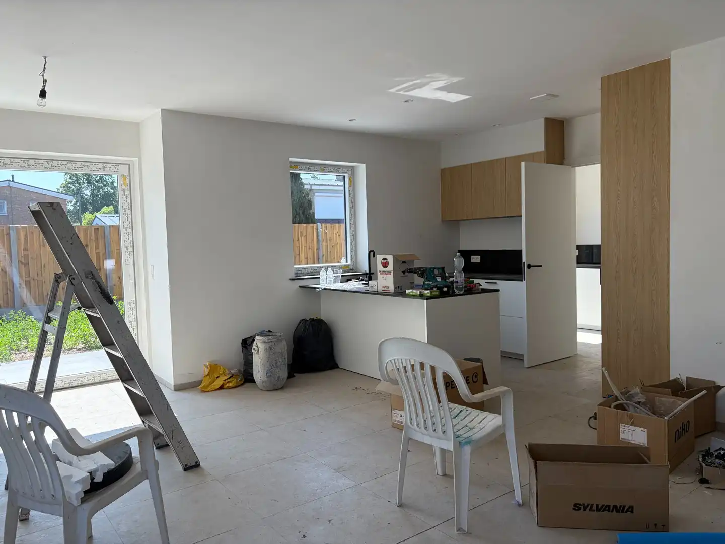Moderne halfopen woning met 3 slpk, garage en tuin foto 3