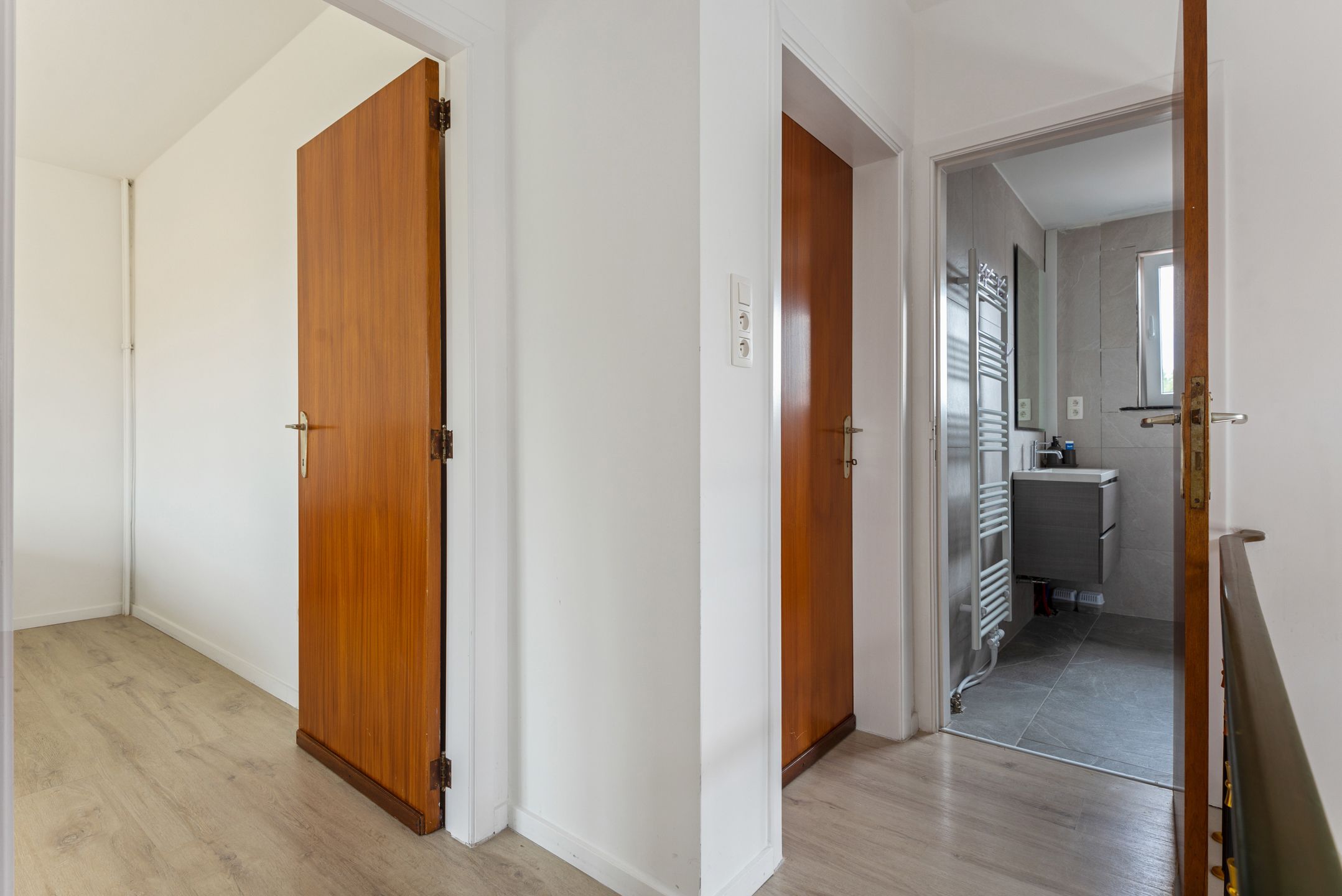Instapkl. Half-open woning met 3 slpk, polyv. zolder, gar., oprit en tuin foto 27