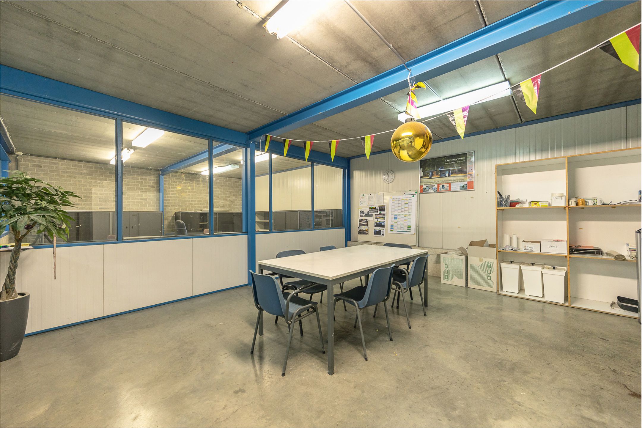 Magazijnen te huur met kantoor foto 15