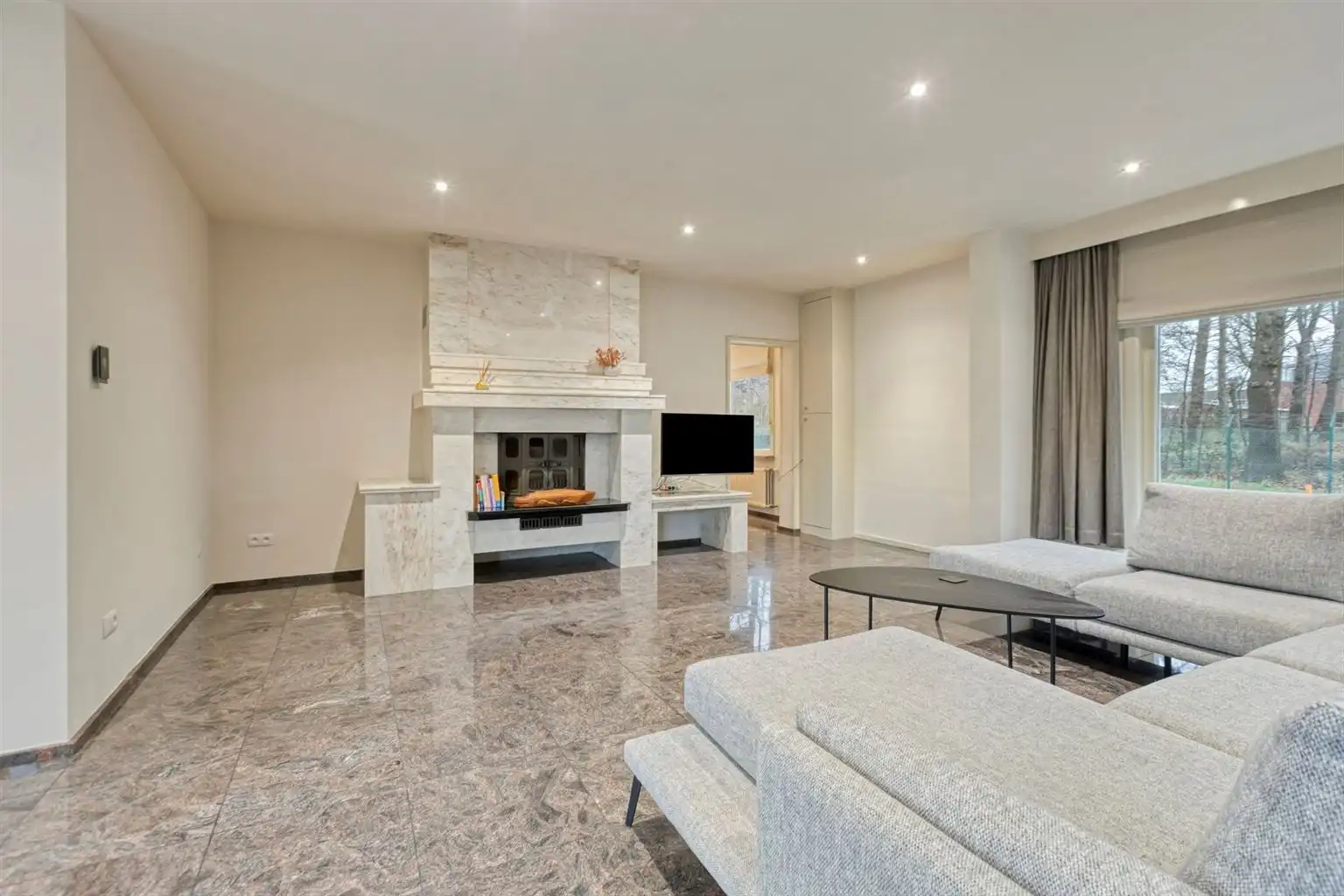 Vrijstaande woning met 3 slaapkamers, inpandige garage en een omheinde tuin, rustig gelegen nabij het centrum van Maaseik. foto 4