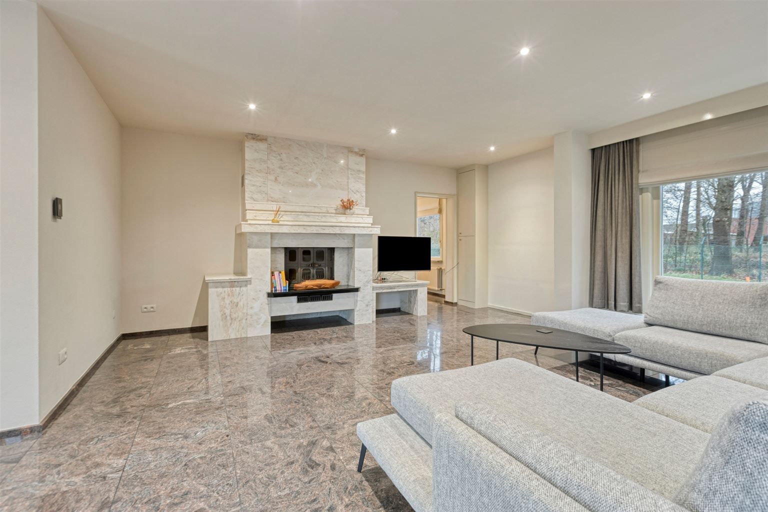 Vrijstaande woning met 3 slaapkamers, inpandige garage en een omheinde tuin, rustig gelegen nabij het centrum van Maaseik. foto 4