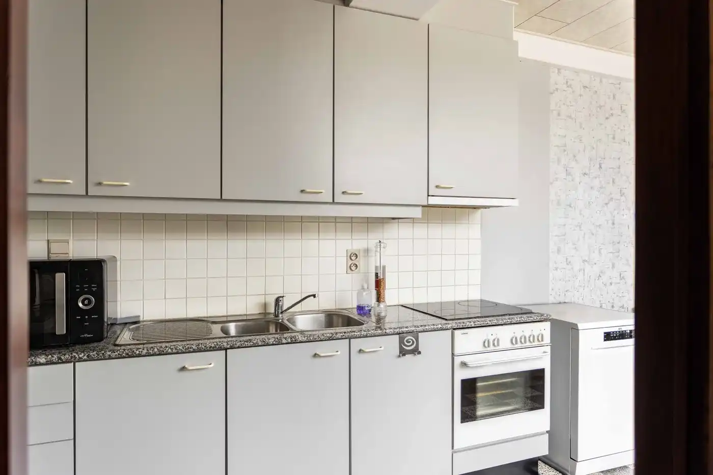 Welkom in deze toffe ruime gezinswoning op een toplocatie in Zwevegem!  foto 7